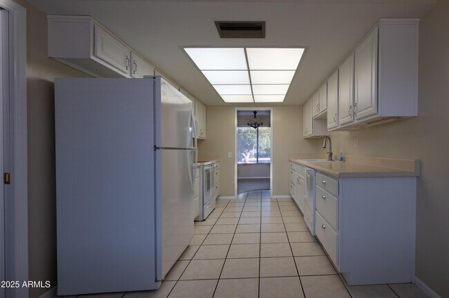 Building Photo - 10005 W Oak Ridge Dr