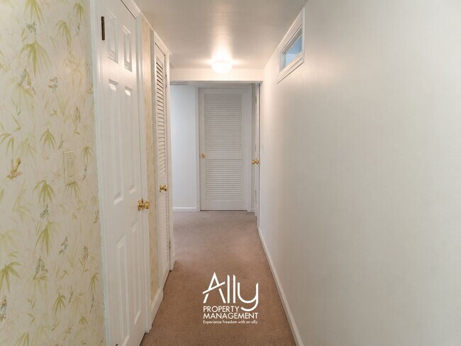 Building Photo - 1605 Cambridge Cir