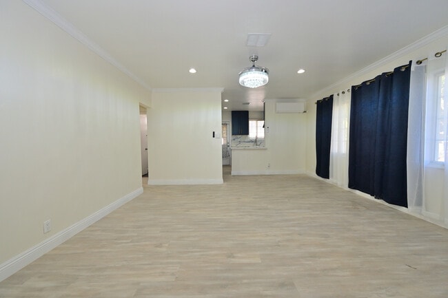 Building Photo - 326 E Olive Ave