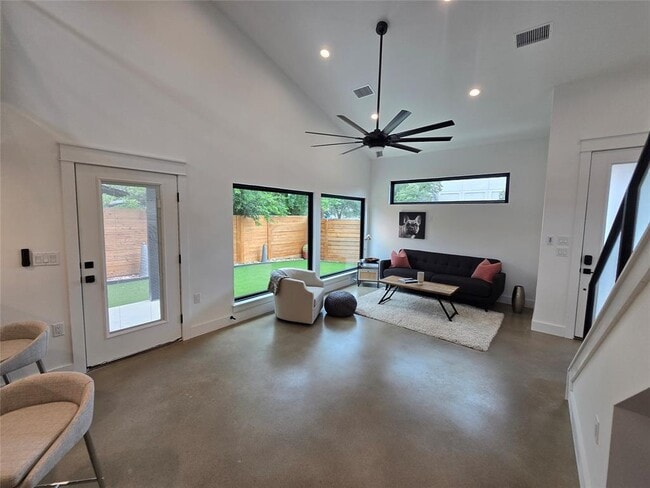 Building Photo - 1112 W N Loop Blvd