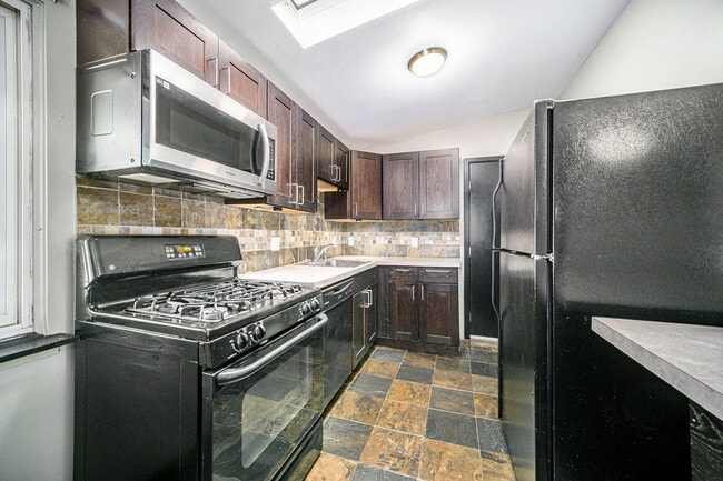 Building Photo - 1020 Traver Ct