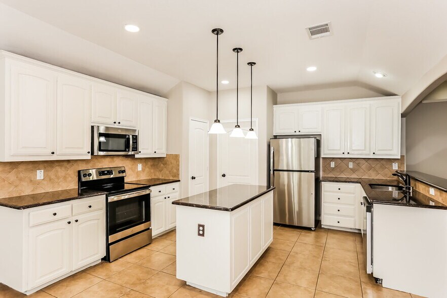 Building Photo - 207 Carriage Dr