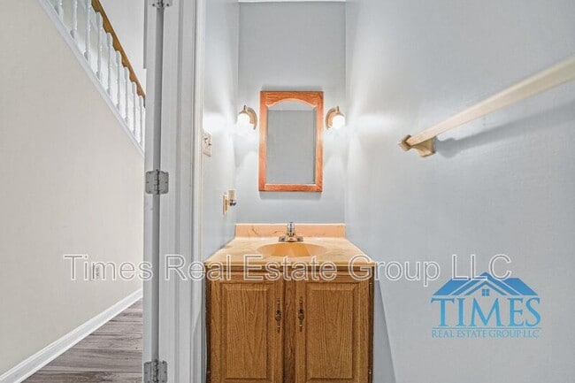 Building Photo - 220 Westridge Pl N