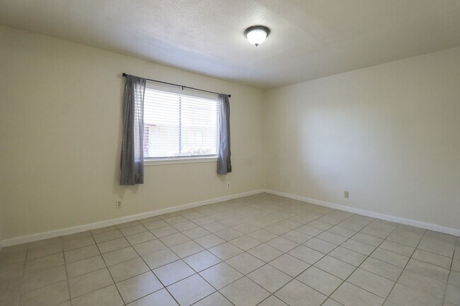 Building Photo - 1 Bed | 1 Bath in South Tulsa!