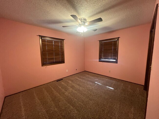 Building Photo - Spacious 4 Bed / 3 Bath Home in Southeast Wichita