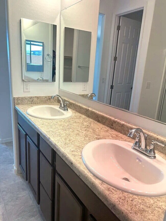 Building Photo - 4 BEDROOM RENTAL WITH 3 CAR GARAGE IN LOS PORTALES CASA GRANDE ARIZONA