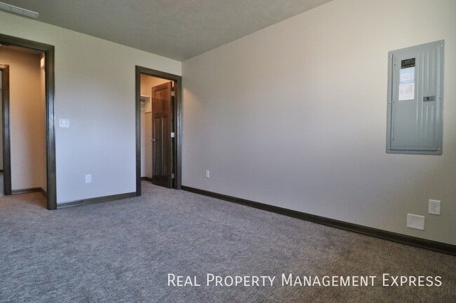 Building Photo - Beautiful 4 bedroom home with fenced in backyard!