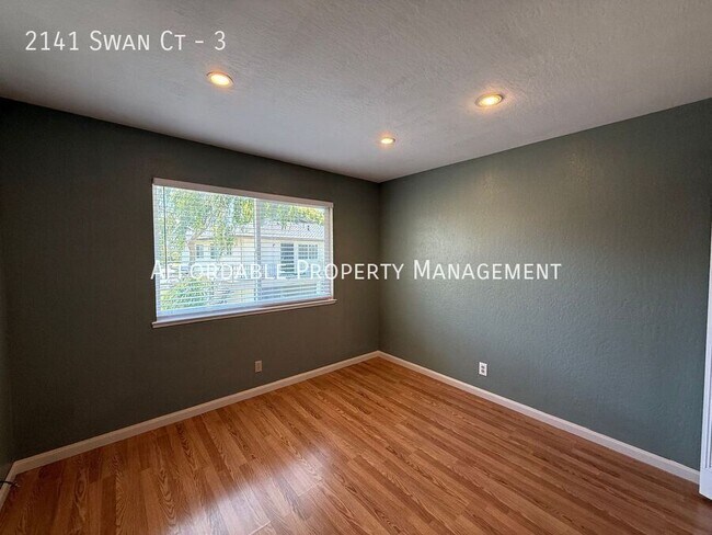 Building Photo - 2141 Swan Ct