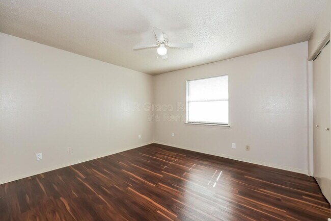 Building Photo - 5931 Shadydell Dr