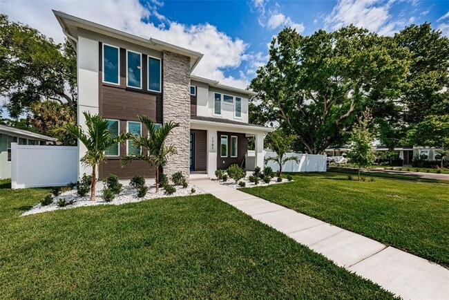 Building Photo - 1701 25th Ave N