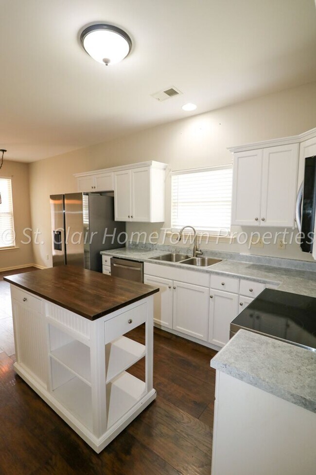 Building Photo - Desirable Community of Avalon