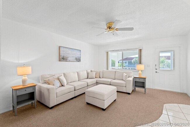 Building Photo - 581 Blue Heron Dr