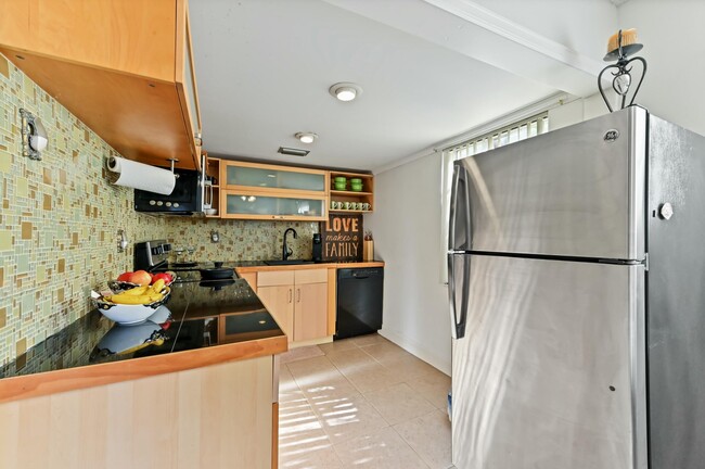 Building Photo - 495 Capri K