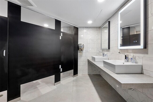 Building Photo - 3000 Holiday Dr