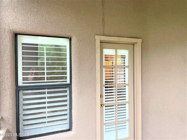 Building Photo - 6655 N Canyon Crest Dr