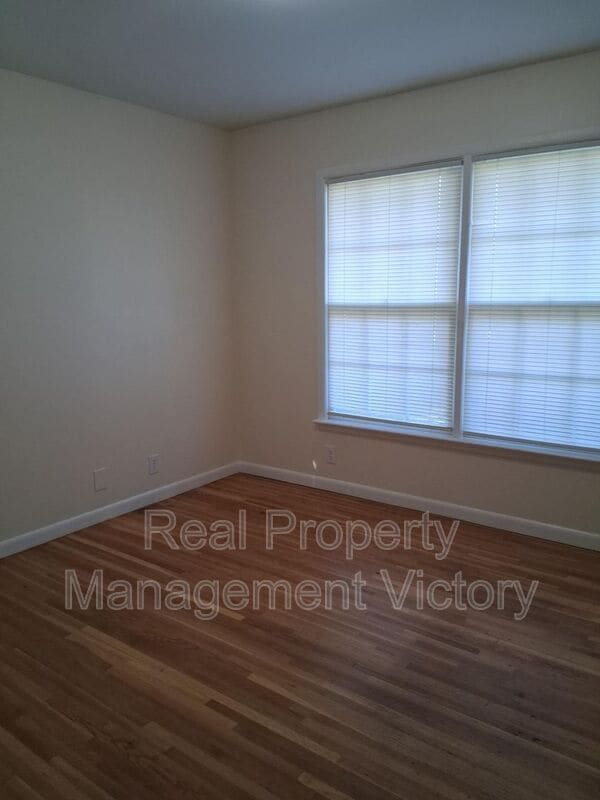 Building Photo - 817 Lane Cir