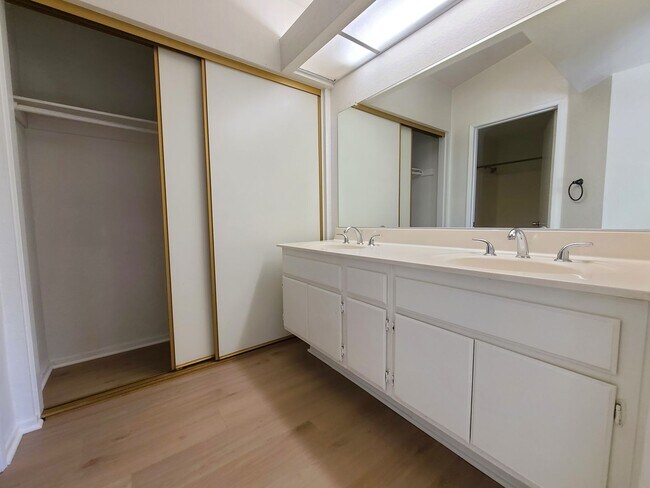 Building Photo - Two-Story 4-Bedroom Home in San Bernardino!
