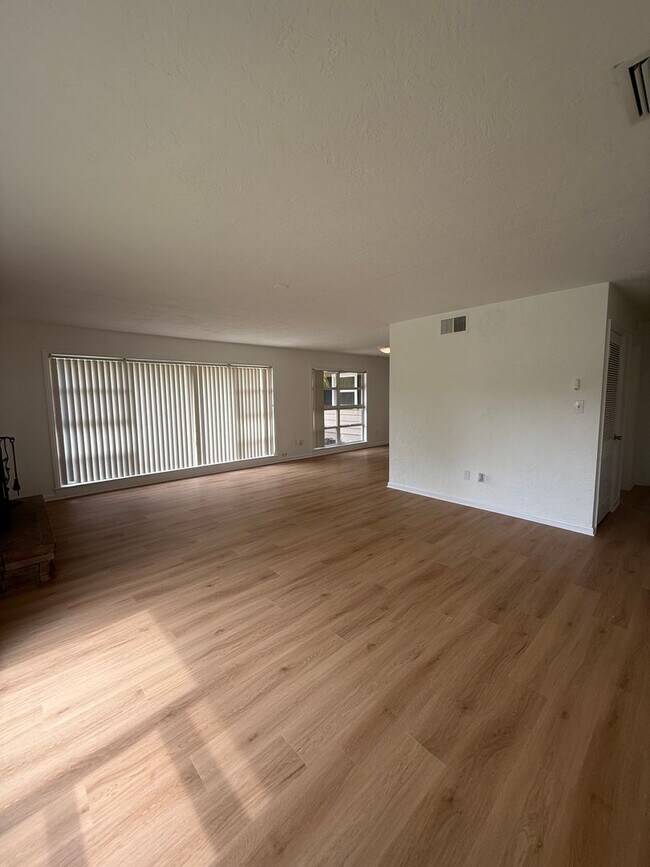 Building Photo - 3 Bedroom 2 Bath Single Family Home w/Garage & Bonus Room