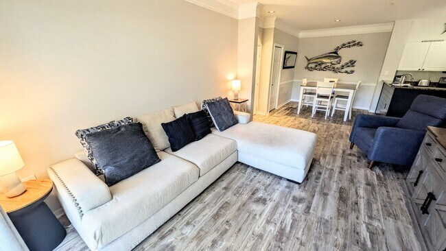 Building Photo - 6-12 month TURNKEY FURNISHED GOUNG FLOOR 2/2 CONDO