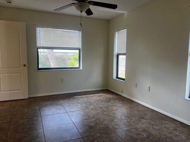 Building Photo - 2BR/2Bath Single Family 1 Car Garage South Venice Home!