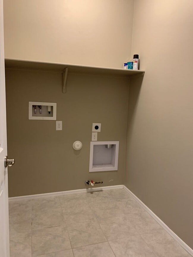 Building Photo - 3 Bedroom 2 Bath Home with 2 car garage, only built in 2020