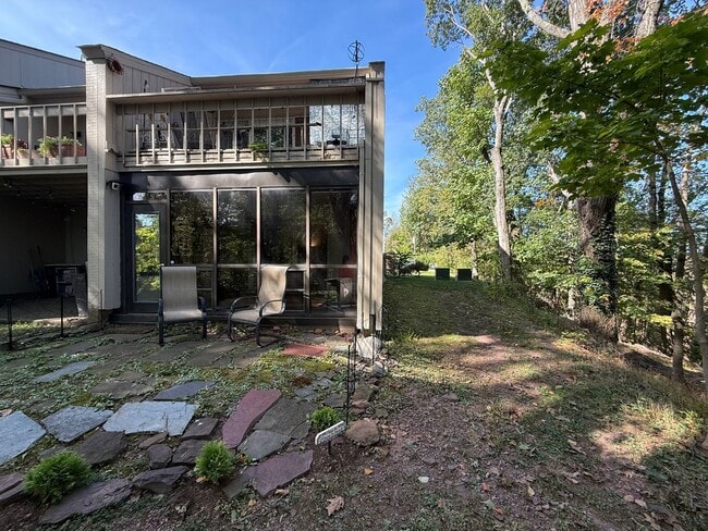 Building Photo - 10 Riverhill