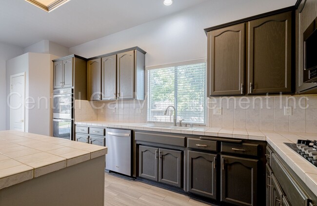 Building Photo - 3 Bedroom/2 Bath Home in Desired Southwest...