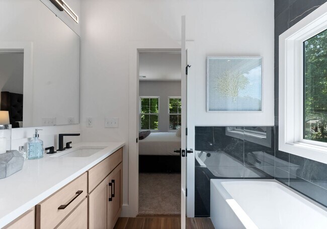 Building Photo - 2006 St John St