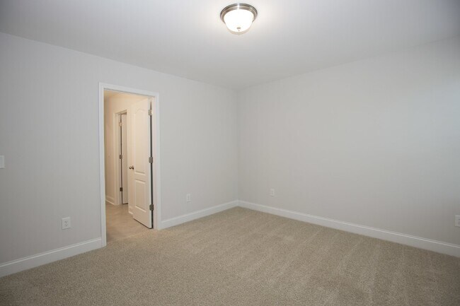 Building Photo - Charming 4 Bedroom Rental Home with Spacio...