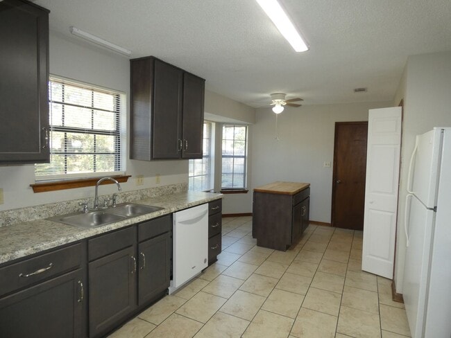 Building Photo - Charming Ranch-Style Home - Pace