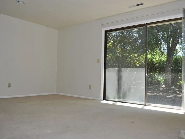Building Photo - One level single family house, great location, ease access to all daily essentials