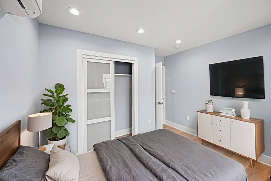 Building Photo - 4535 Avondale St