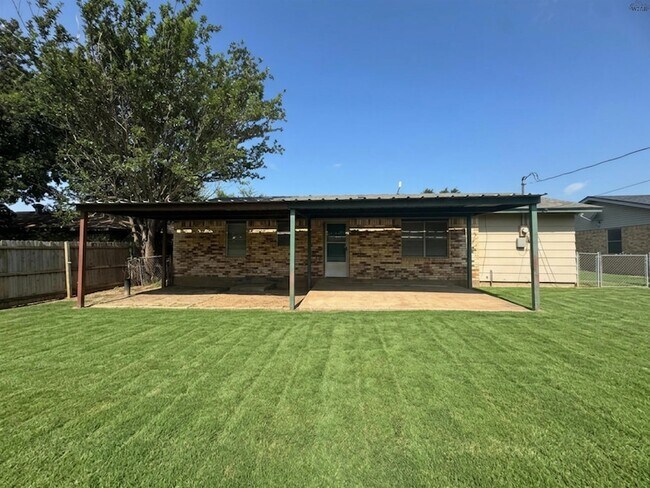 Building Photo - 801 Park Plaza Dr
