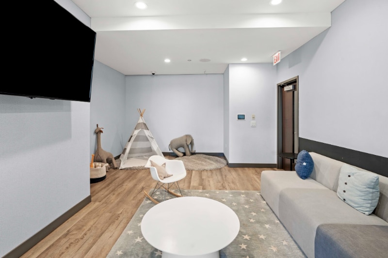 Building Photo - 102 W Hill St