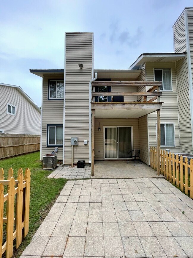 Building Photo - Rolling Acres - End Unit w/Several Beautif...