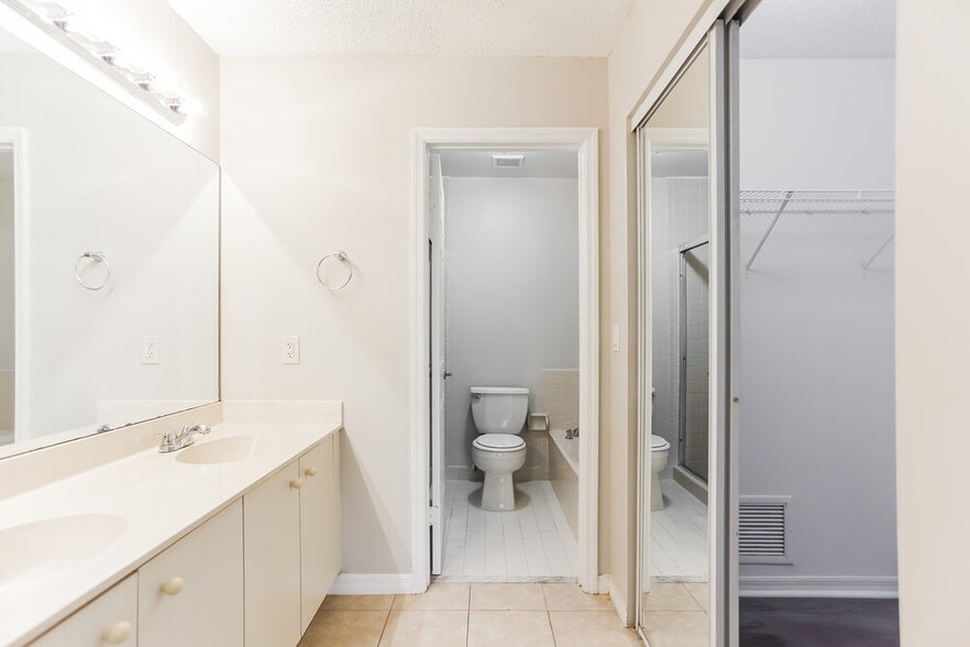 Building Photo - 3049 NW 72nd Ave