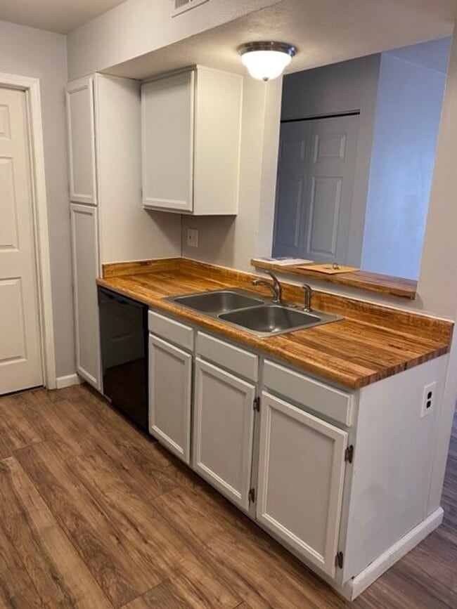 Building Photo - 2nd Floor 1bed/1bath with Laundry and Parking!