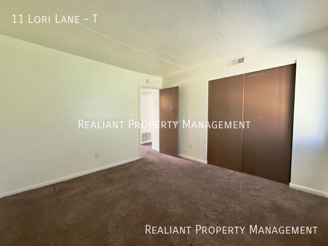 Building Photo - 11 Lori Ln