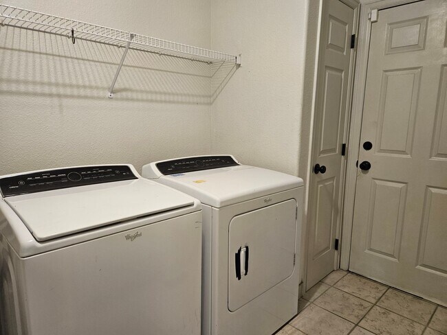 Building Photo - Super Beautiful Englewood 3 Bedroom Home A...