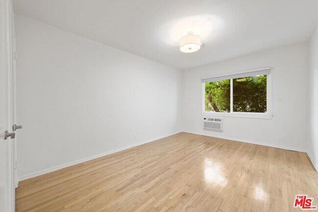Building Photo - 1208 N Crescent Heights Blvd