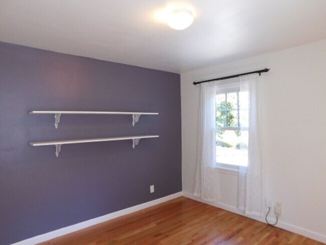 Building Photo - 3Bd/1Ba Two Story House w/ Basement - Avai...