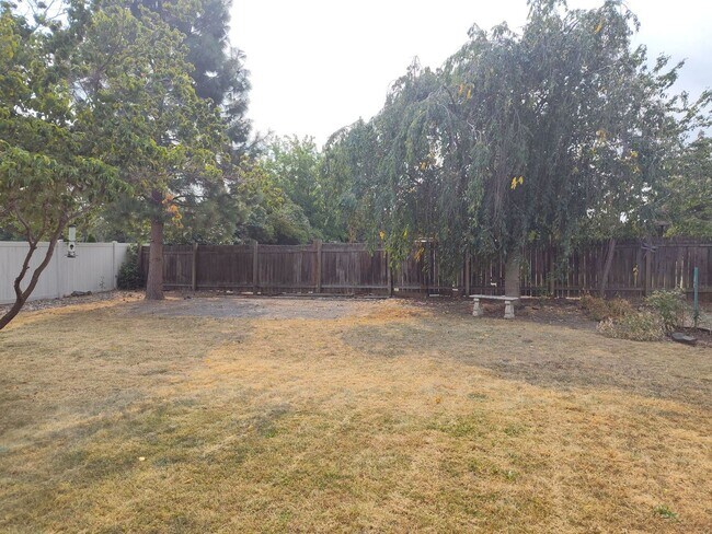 Building Photo - Large 4 Bedroom Orchards Home with private...