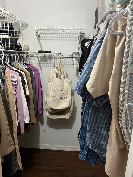 Building Photo - 2616 NW 52nd Ave