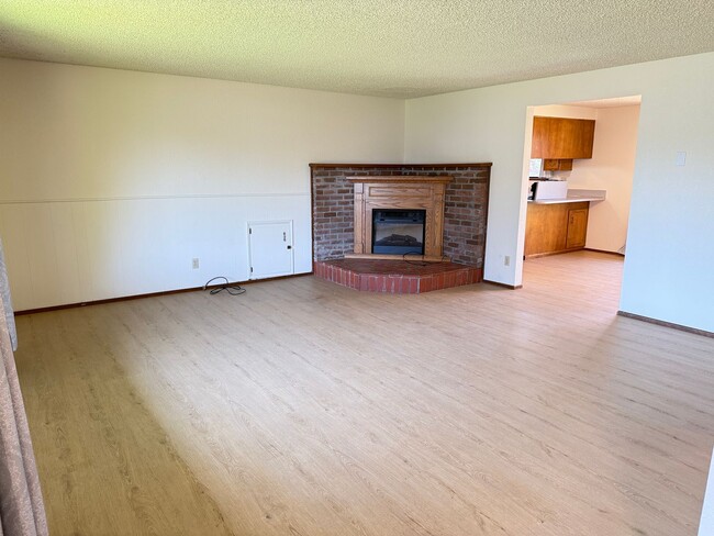 Building Photo - Well-kept house in desirable Thurston neighborhood!