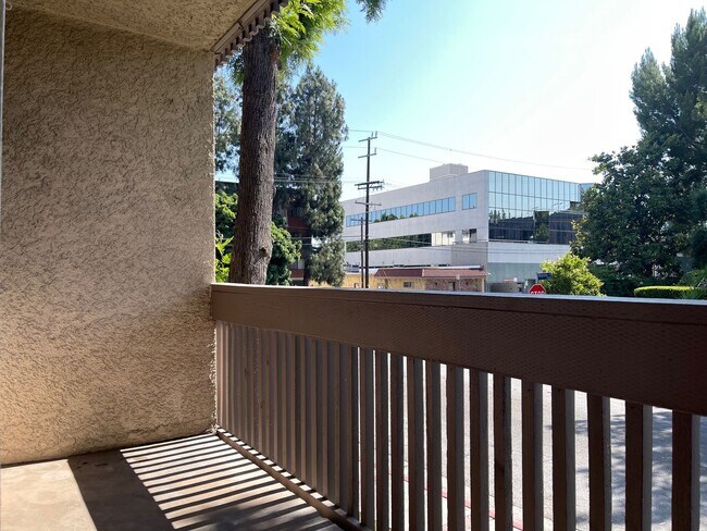 Building Photo - 15215 Magnolia Blvd
