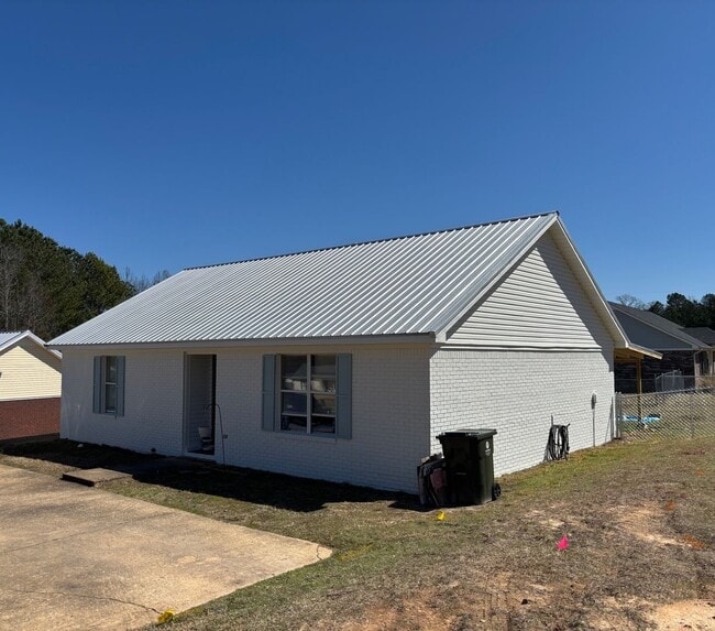 Primary Photo - 2 Bedroom 2 Bath Fenced Yard