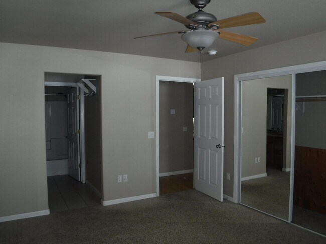 Building Photo - 441 Country Club Ln