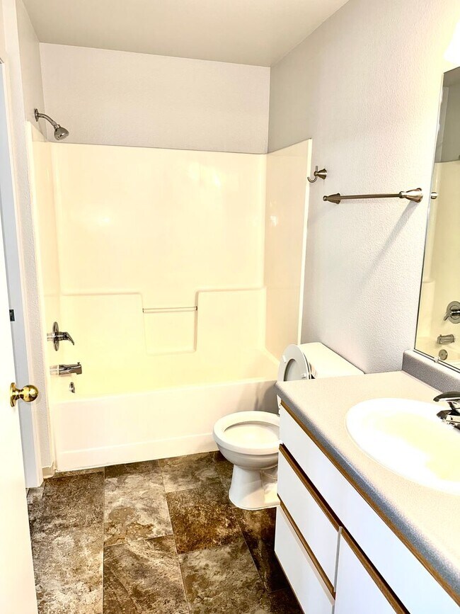 Building Photo - Love where you live in this 2 bedroom 2 bathroom 1st floor apartment!