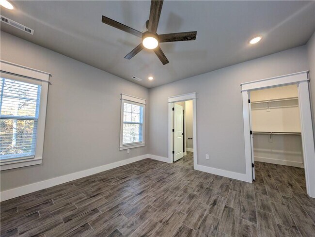 Building Photo - 9 Langholm Cir