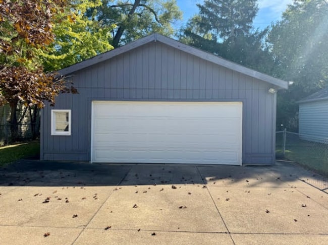 Building Photo - Single Family Home 3 beds 2 bath Available Now!